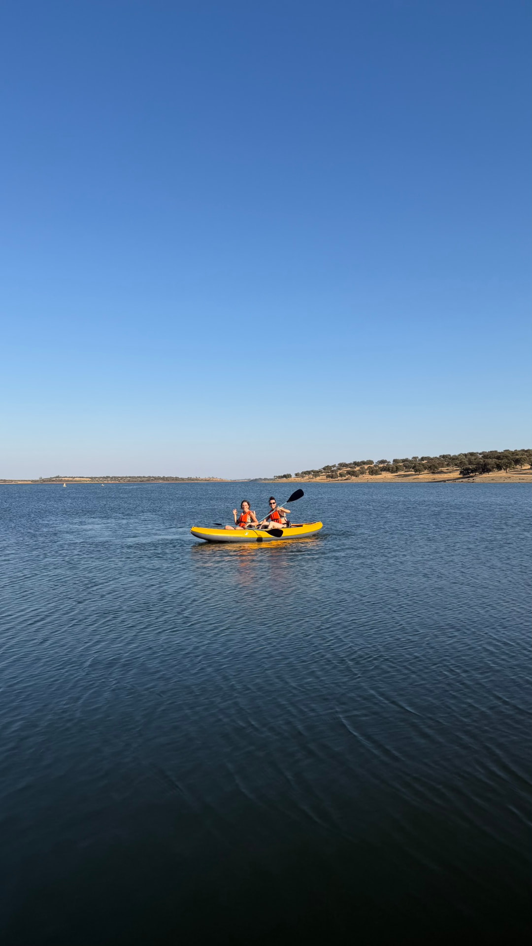 Duas pessoas num caiaque amarelo no Grande Lago Alqueva, Campinho