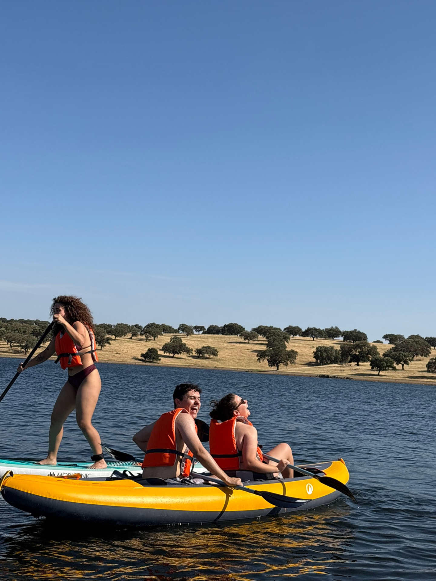 Grupo a remar em caiaque e stand up paddle no Grande Lago Alqueva, Campinho