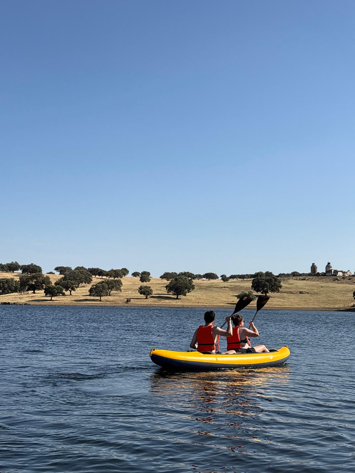 Caiaque duplo a navegar no lago do Alqueva, Campinho