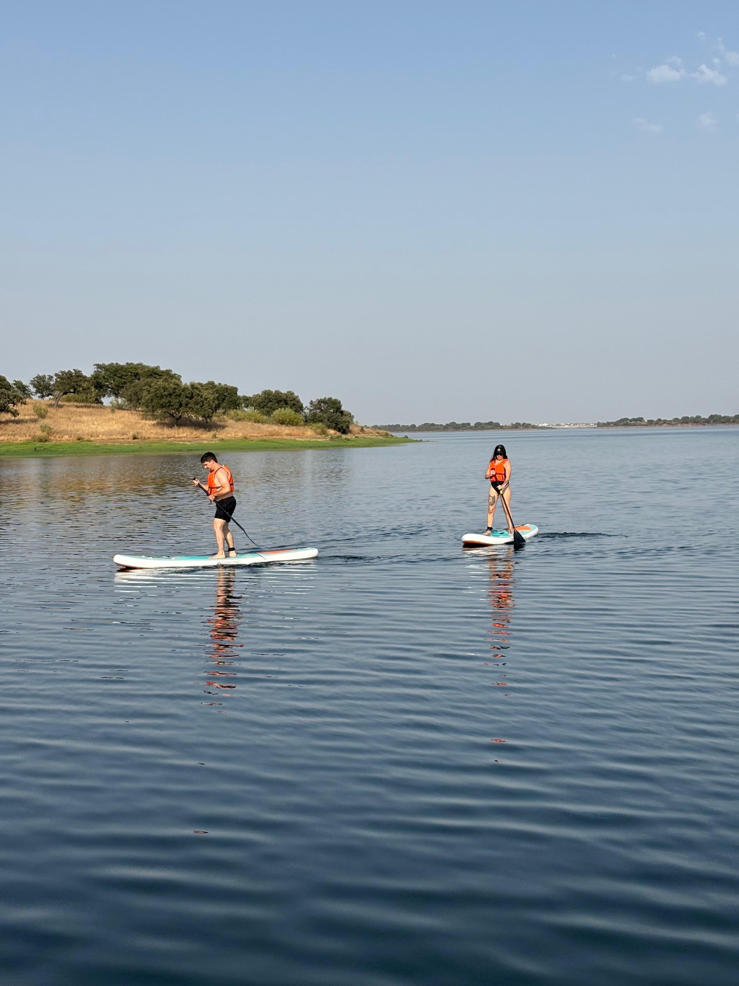 Aluguer de stand up paddle no lago do Alqueva, dois praticantes